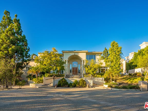 3rd image of 2249 Stratford Cir