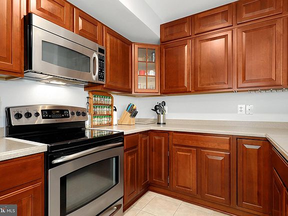 4th image of 2140 Hideaway Ct #32