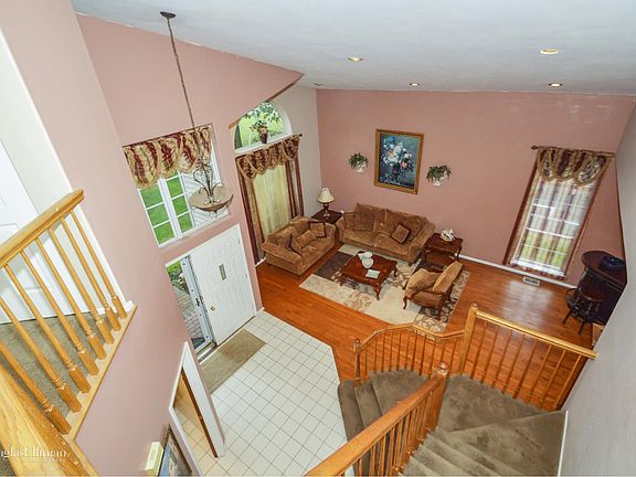 3rd image of 8 English Ivy Ln