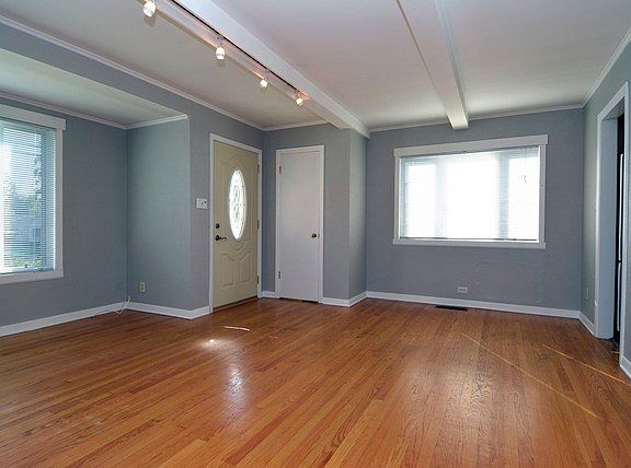 3rd image of 700 E Oakton St
