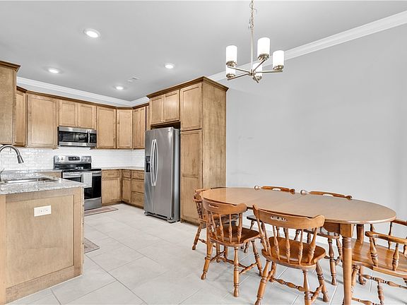 4th image of 912 Hickory Meadows Ave