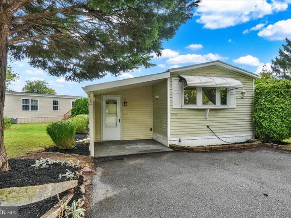 209 Holly Dr, Mount Wolf, PA 17347