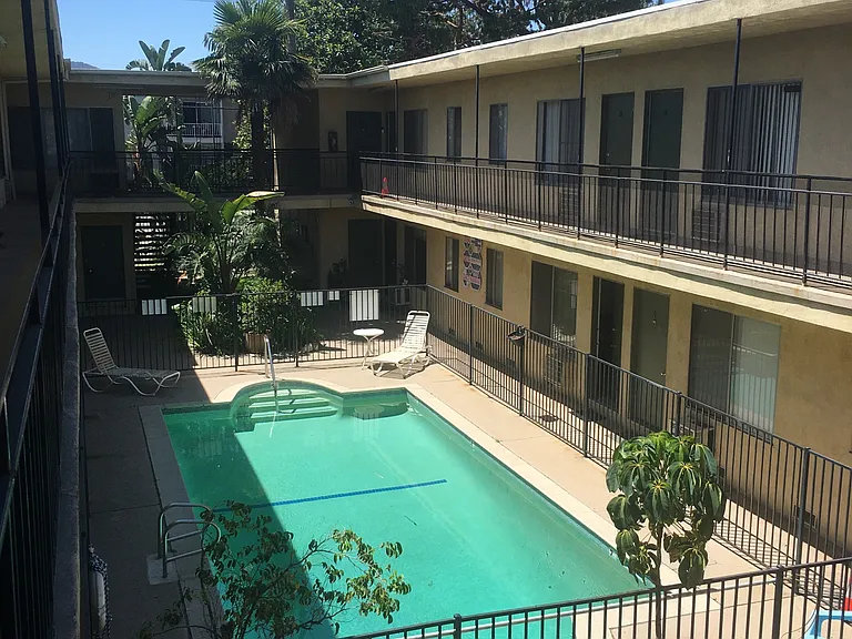 Burbank Tarzana Apartments — Photo 5