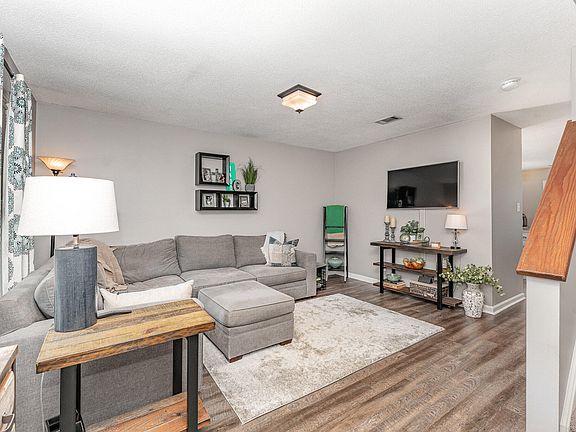 2nd image of 43 Crystal Oaks Ct
