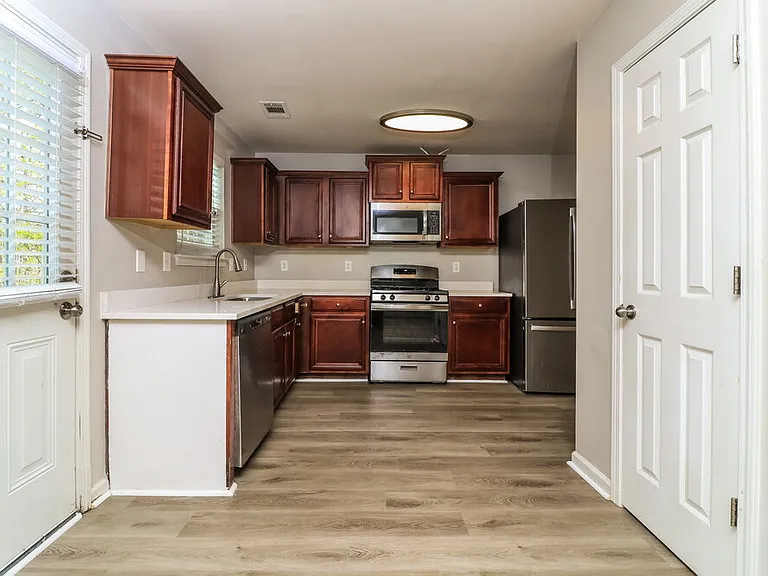 414 Hidden Creek Ct — Photo 9