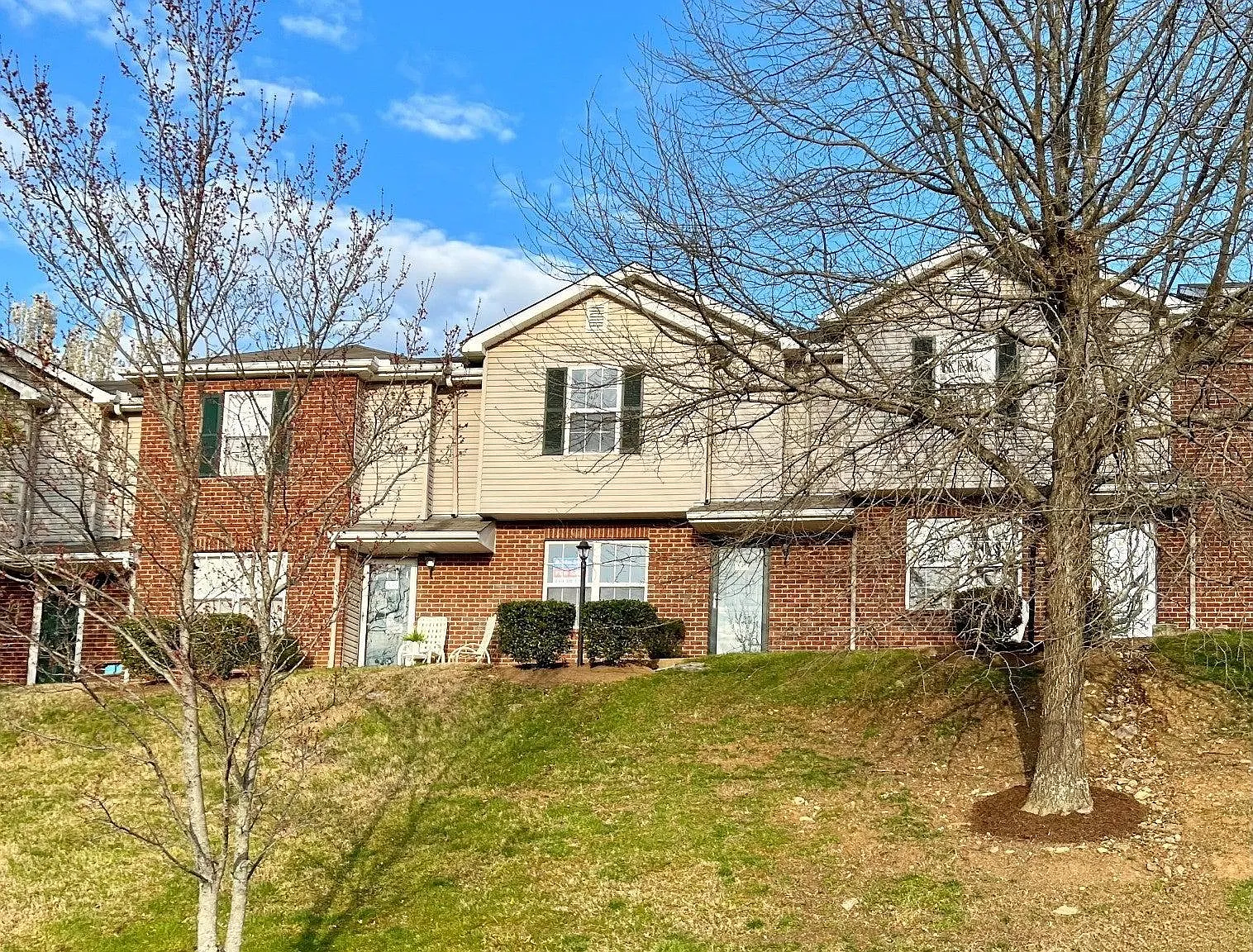 3 bed, 2.5 bath, 1300 sqft, $2,100 — Photo 1