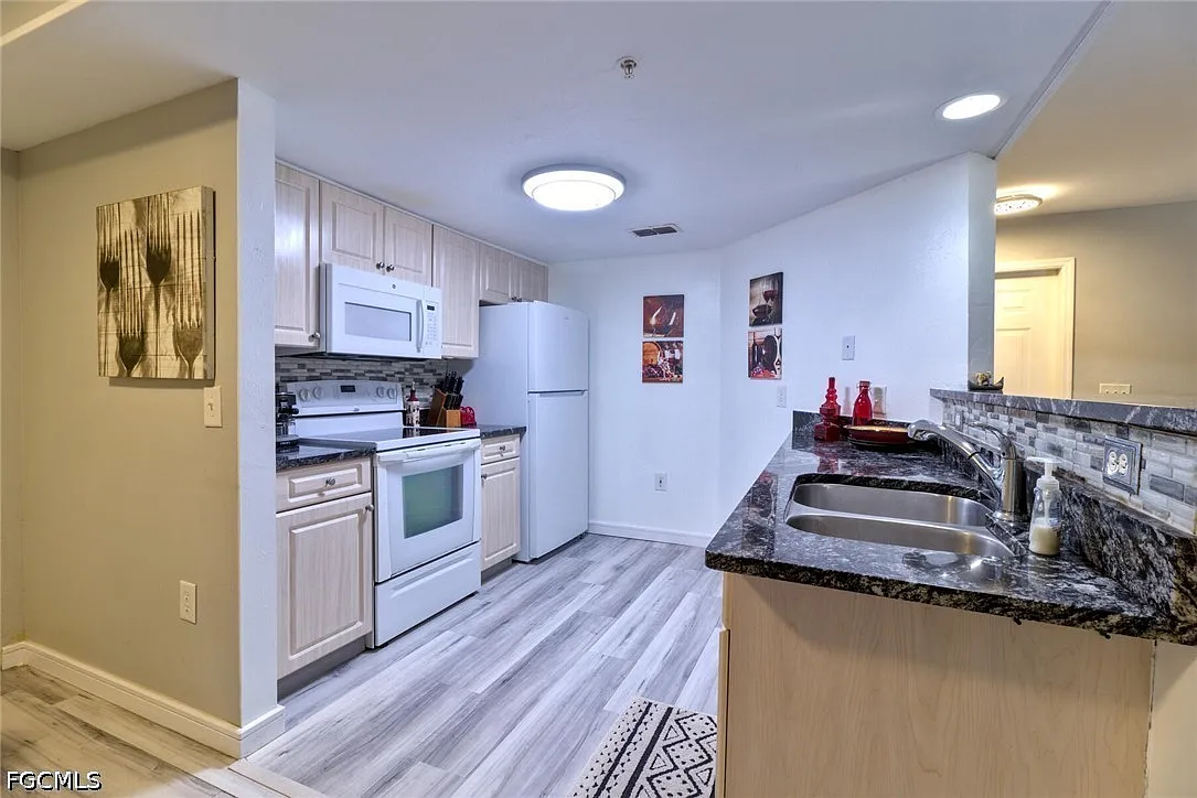 2 bed, 2.0 bath, 968 sqft, $1,295 — Photo 3