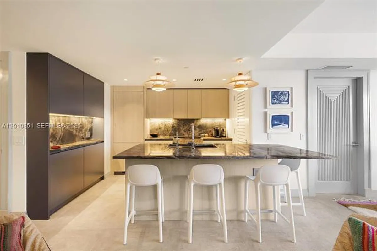 Building Photo - 5875 Collins Ave #503