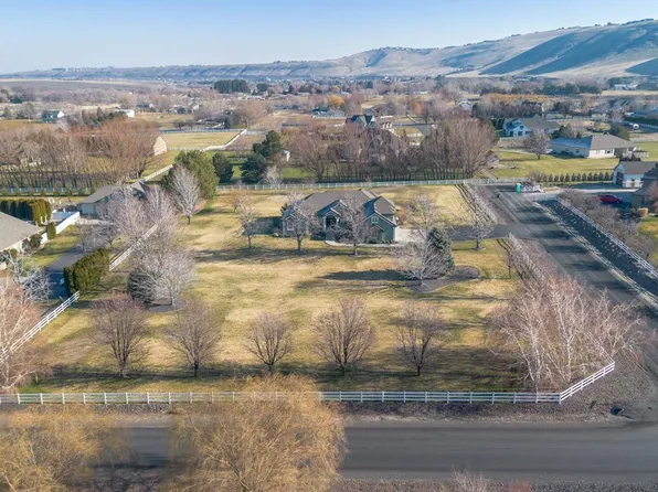 79304 E Badger Meadows Dr, Kennewick, WA 99338