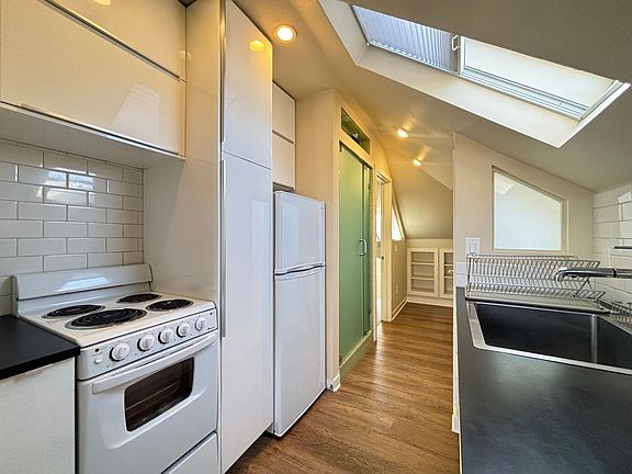 4th image of 3001-3007 SE Belmont St #Cafdcf8