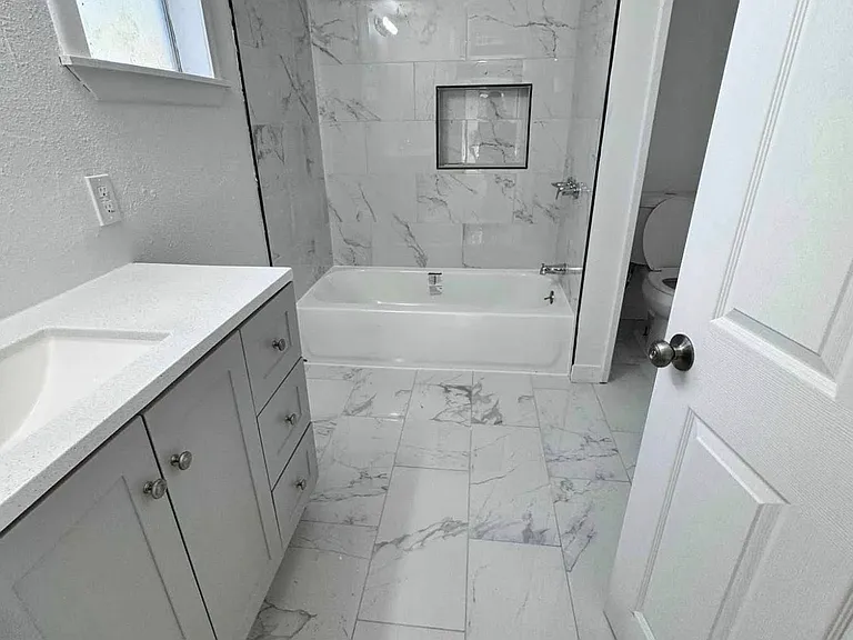 423 W Munson St — Photo 2