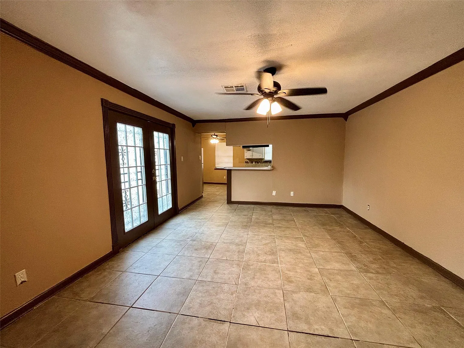 3 bed, 2.0 bath, 1841 sqft, $1,650 — Photo 2