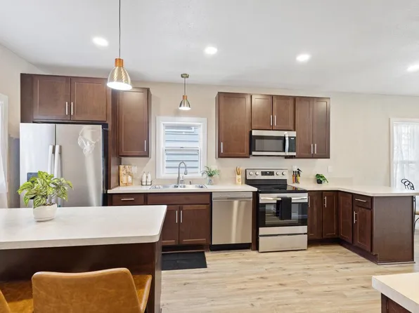 2172 S 76th STREET, West Allis, WI 53219