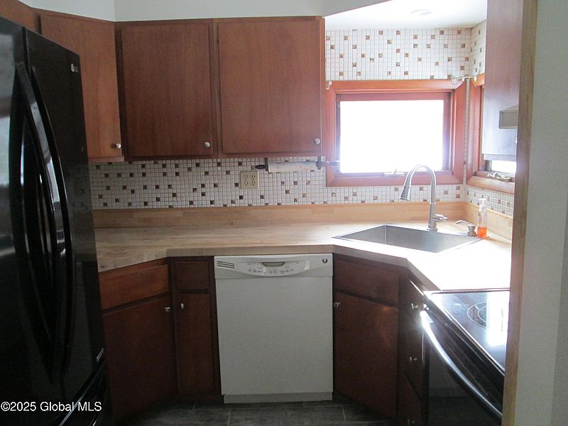 2nd image of 435 Steele Avenue Ext
