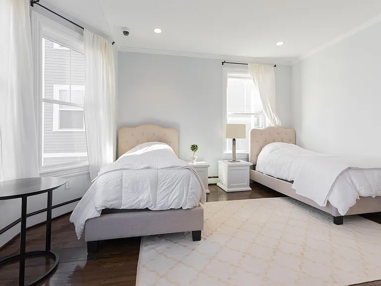 27 Howland St #2 — Photo 12