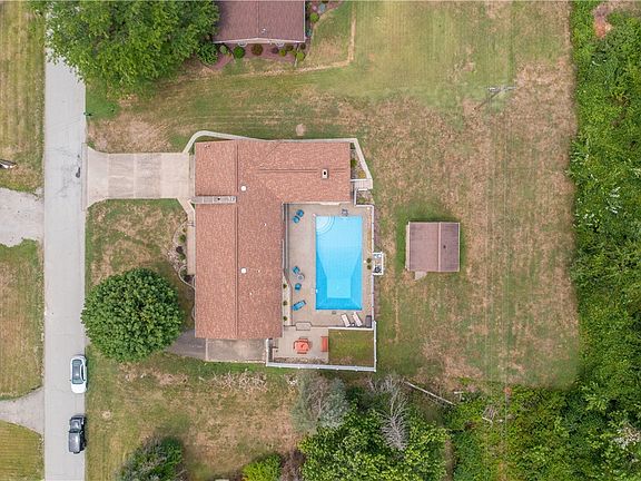 3rd image of 1121 Linn Dr