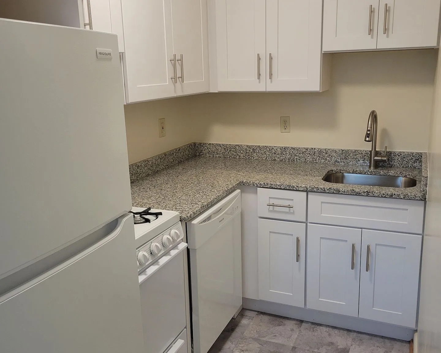 Renovated One Bedroom Garden Apartments Less Than a Mile to Clarendon Metro! — Photo 2