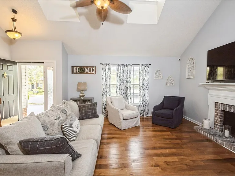 9430 Cantle Dr — Photo 3
