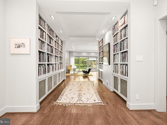 3rd image of 2901 Albemarle St NW