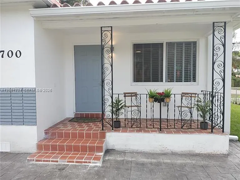 2700 SW 28th Ct #2700 — Photo 3