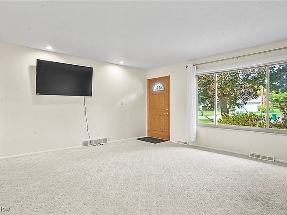 5th image of 9027 White Oak Dr