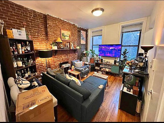 3rd image of 370 W 46th St APT 2