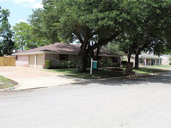3rd image of 6821 Corona Dr