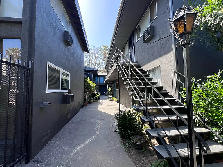 Amherst Gardens — Photo 15