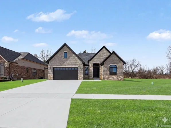 57135 Meadowridge Dr, Washington, MI 48094