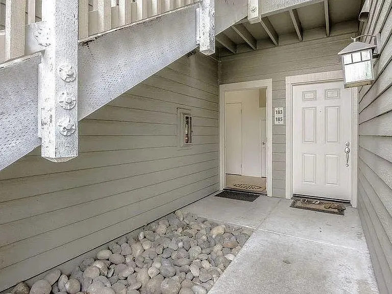 185 Lakeshore Ct — Photo 15