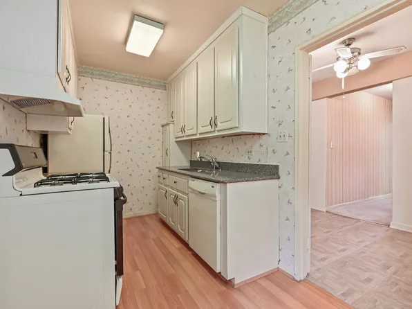 2727 Ocean Parkway image 13 of 18