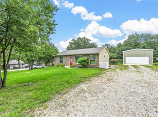 424 Cedarwood St, Azle, TX 76020