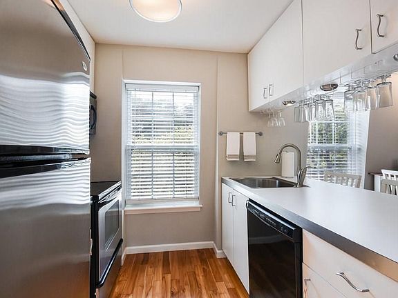 4th image of 300 Crockett St APT 223