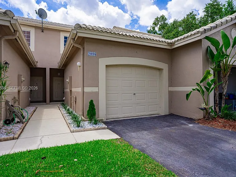 2098 Madeira Dr — Photo 2