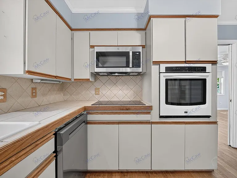 3550 Ainsworth Dr — Photo 10