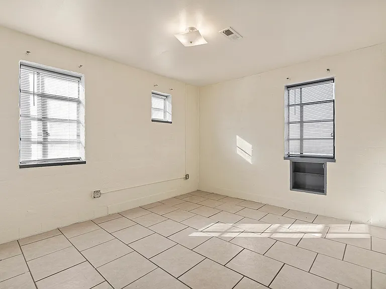 Collins Terrace Apartments — Photo 7