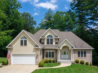 46 Blue Moon Ln, Hendersonville, NC 28739