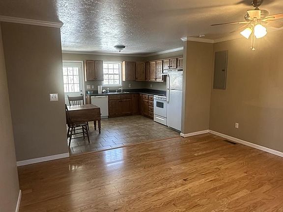 4th image of 362 Oak St