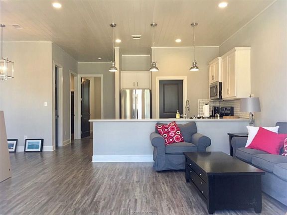 2nd image of 304 Redmond Dr APT 504