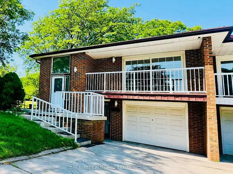 7 Snowhill Cres — Photo 1