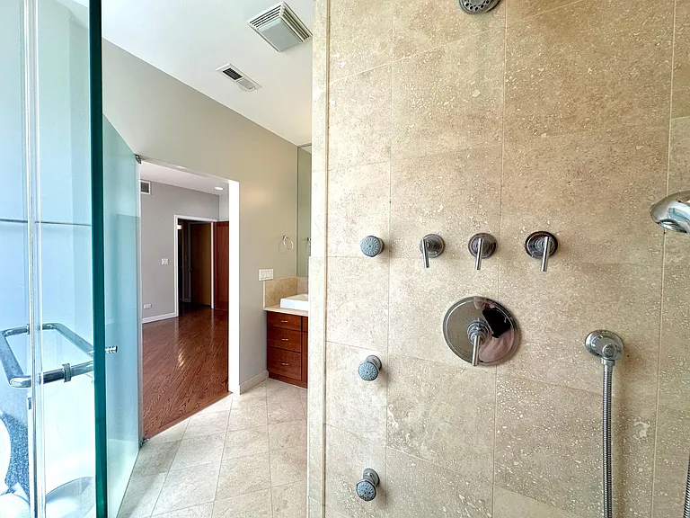 1635 W Cortland St #301 — Photo 27