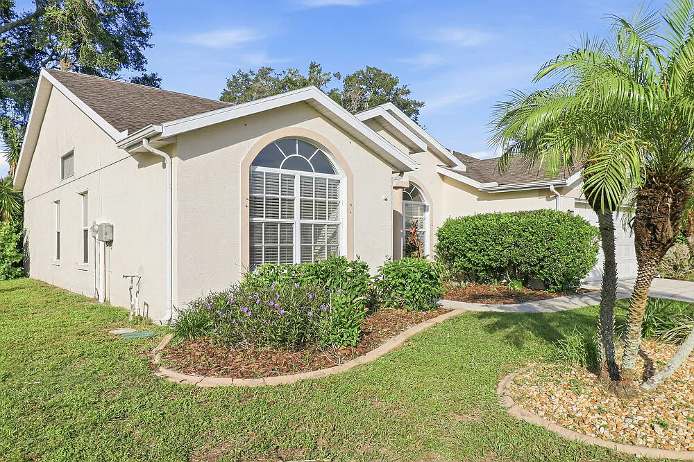3 bed, 2.0 bath, 2034 sqft, $1,880 — Photo 3