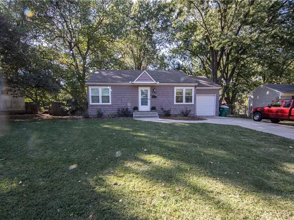 8132 Woodward St, Overland Park, KS 66204