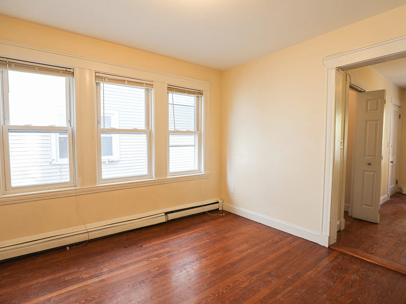 4 bed, 1.5 bath, 1400 sqft, $4,000 — Photo 2
