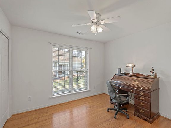 5th image of 530 Pebble Hill Ct