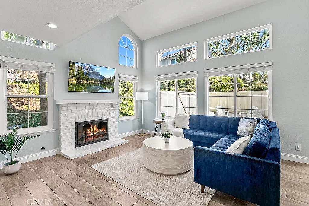 3 bed, 2.5 bath, 1415 sqft, $5,500 — Photo 1