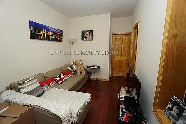 Rented by Universal Realty Group | media 2