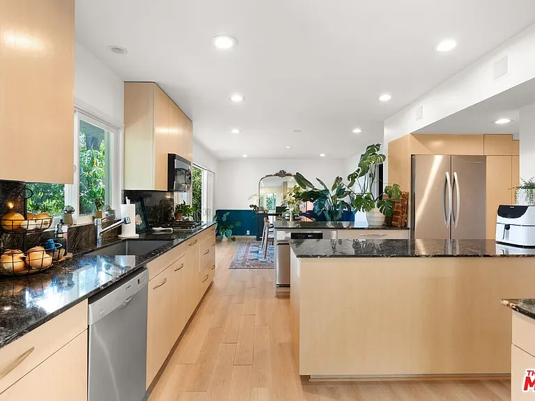 6630 Whitley Ter — Photo 17