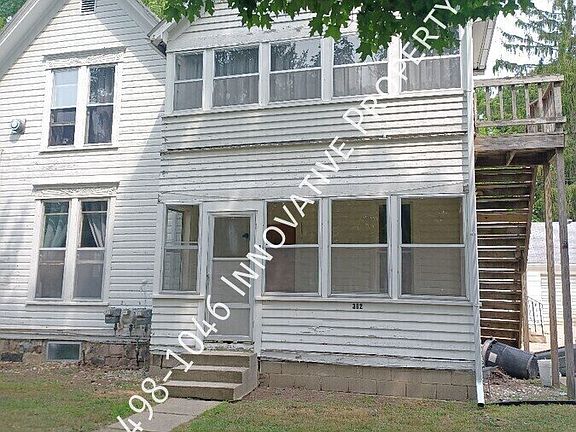 3rd image of 302 Pine St APT 1