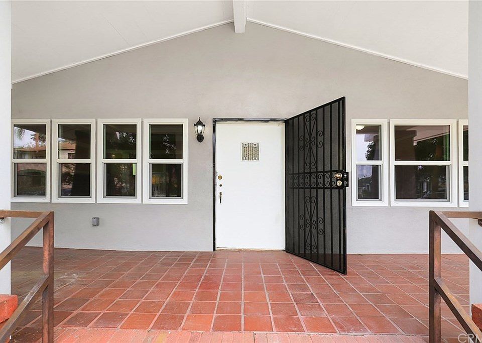 1st image of 810 N Benton Way